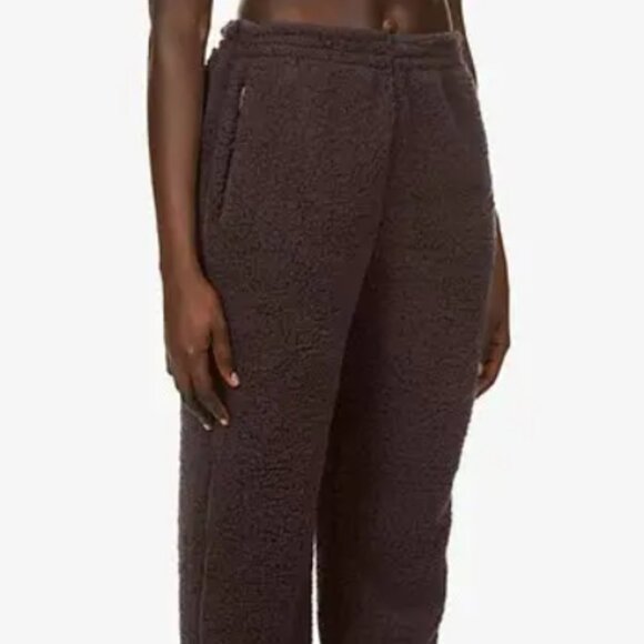 NWT Skims Teddy High Pile Fleece Joggers Espresso Size Medium - Picture 2 of 15